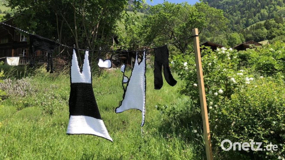 Kunst mit Nadel und Faden zeigt das Festival "Les Artisanales de Rosisinière - de fil en aiguille" im Schweizer Bergdorf Rossinière. Bild: eik