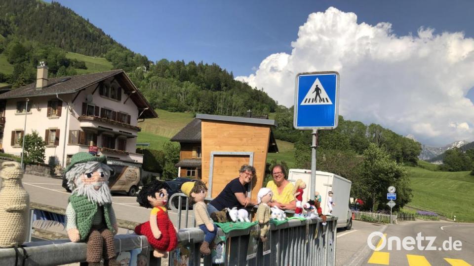 Kunst mit Nadel und Faden zeigt das Festival "Les Artisanales de Rosisinière - de fil en aiguille" im Schweizer Bergdorf Rossinière. Bild: eik