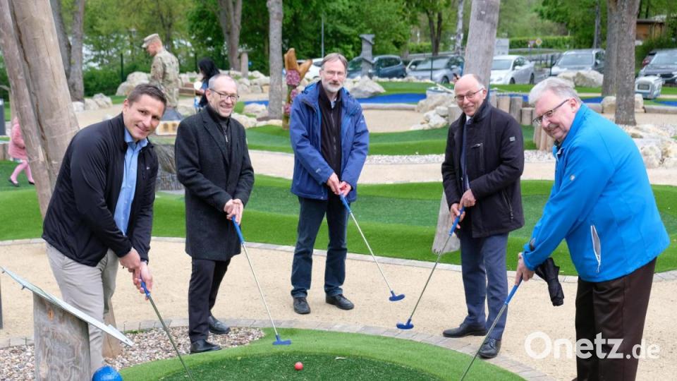 Das Zielwasser ist schon getrunken. Vermutlich deshalb gelingen Bürgermeister Marcus Gradl, seinem &quot;Vize&quot; Karl Lorenz, Andreas Peterek, stellvertretendem Landrat Albert Nickl und drittem Bürgermeister Udo Müller (von links) beim Demonstrationsgolfen bemerkenswerte Schläge. Bild: do