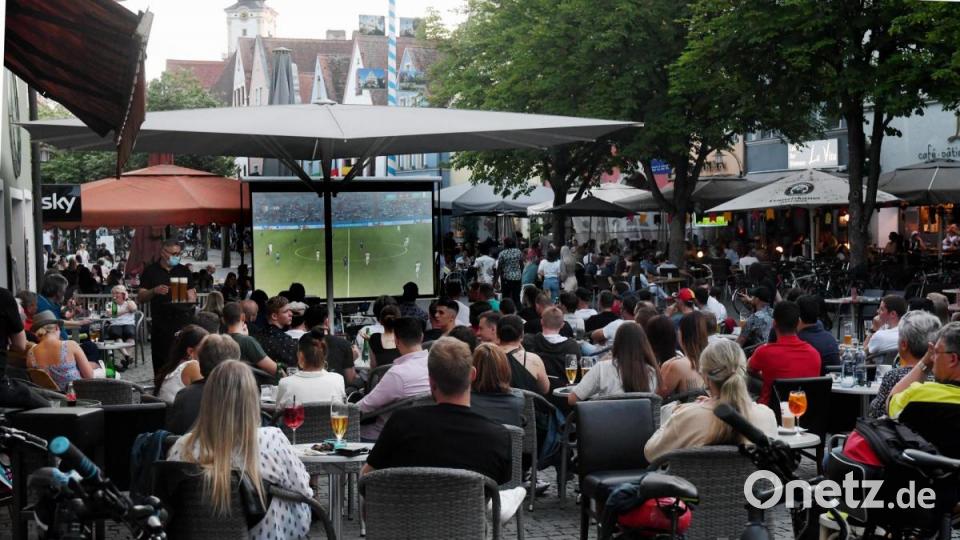 Public Viewing in der Weidener Fußgängerzone beim EM-Auftaktspiel der deutschen Nationalmannschaft gegen Frankreich in München. Bild: Gabi Schönberger