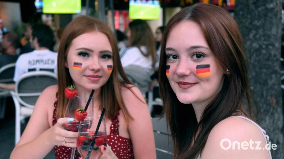 Nicole und Aylin genießen den Fußballabend in der Fußgängerzone. Bild: Gabi Schönberger