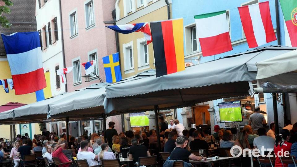 Public Viewing in der Weidener Fußgängerzone beim EM-Auftaktspiel der deutschen Nationalmannschaft gegen Frankreich in München. Bild: Gabi Schönberger