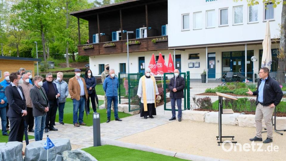 Zur Eröffnung des Parks mit kirchlicher Segnung begrüßt Bürgermeister Marcus Gradl (rechts) zahlreiche Gäste. Bild: do
