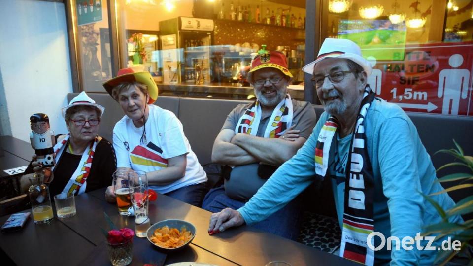 Public Viewing in der Weidener Fußgängerzone im Fan-Outfit. Bild: Gabi Schönberger