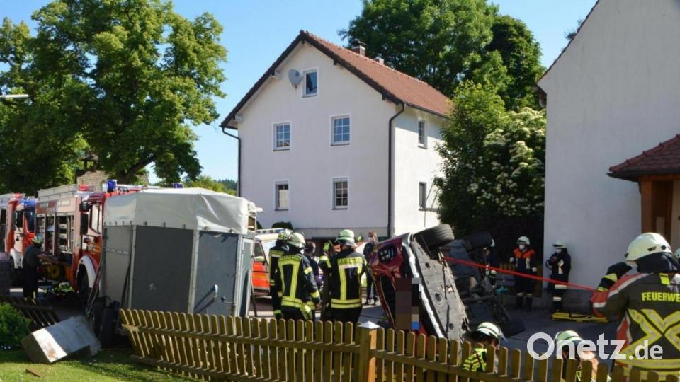 Direkt in der Ortsmitte von Lohma ereignete sich am Donnerstagmorgen ein schwerer Verkehrsunfall, bei dem auch ein Stier beteiligt war. Der Fahrer des Kia wurde mittelschwer verletzt ins Klinikum Weiden eingeliefert. Es entstand hoher Sachschaden. Bild: dob