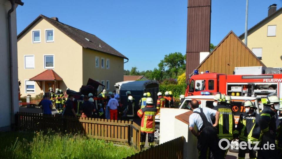 Direkt in der Ortsmitte von Lohma ereignete sich am Donnerstagmorgen ein schwerer Verkehrsunfall, bei dem ein Autofahrer mittelschwer verletzt wurde und hoher Schaden entstand. Das ganze Dorf war in Aufruhr versetzt. Bild: dob
