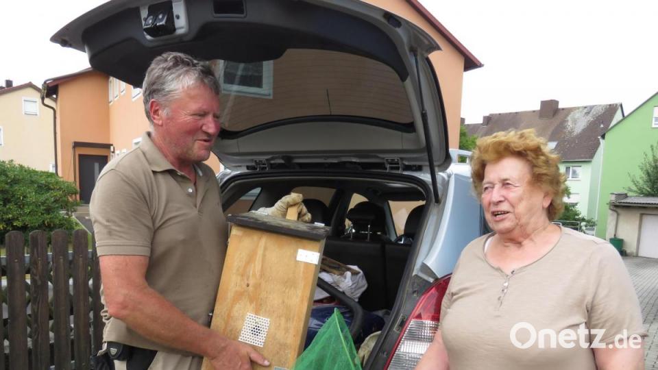 Anna Schatzberger bedankt sich am Ende herzlich bei Josef Enrst, der die Holzkiste mit dem Hornissenvolk noch zur selben Stunde nach Münchenreuth zu Robert Sommer bringt. Bild: ubb