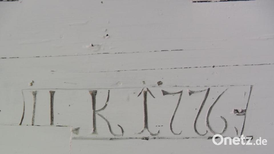 Die Jahreszahl in einem Deckenbalken im Hirthaus weist auf das Entstehungsjahr hin. Bild: ws