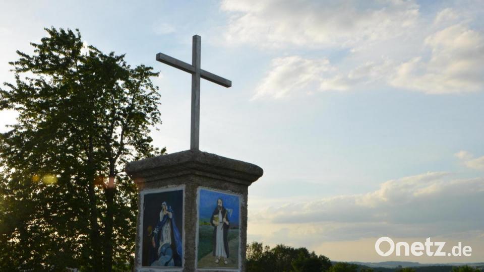 Die beiden Bilder zeigen das verkleinerte Altarbild aus der Katholischen Stadtpfarrkirche und den Heiligen Matthias mit den Attributen Axt und Buch. Bild: dob