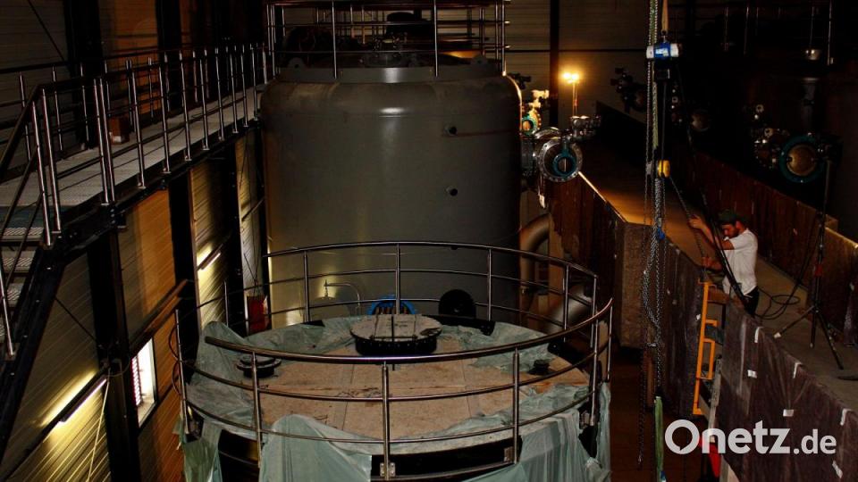 Blick auf die Flachbettbelüfterebene mit den Pufferbehältern für Filterrückspülung im Vorder- und die sechs Filterkessel im Hintergrund. Bild: R. Kreuzer