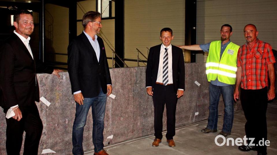 Norbert Weiß (von rechts) und Stefan Schinabeck führen Oberbürgermeister Jens Meyer, Umweltstaatssekretär Florian Pronold und Bundestagsabgeordneten Uli Grötsch durch das neue Wasserwerk. Bild: R. Kreuzer