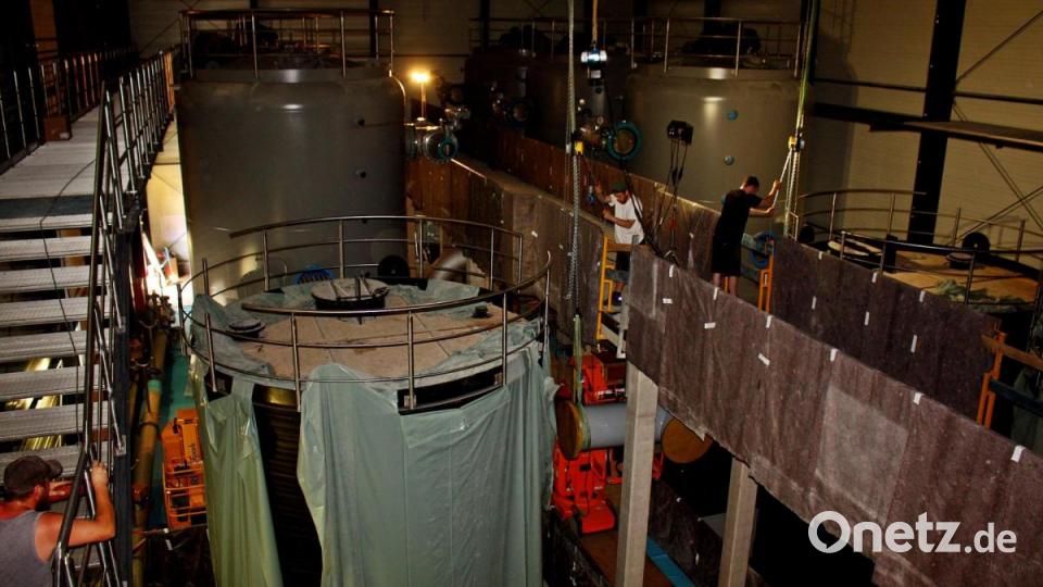 Blick auf die Flachbettbelüfterebene mit den Pufferbehältern für Filterrückspülung im Vorder- und die sechs Filterkessel im Hintergrund. Bild: R. Kreuzer