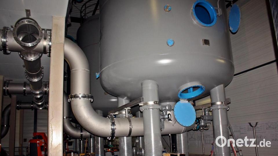 Aus den Tiefbrunnen fließt das Wasser ins Wasserwerk und wird dann über Filter sowie die Sauerstoffanreicherung in die Filterkessel geleitet. Bild: R. Kreuzer