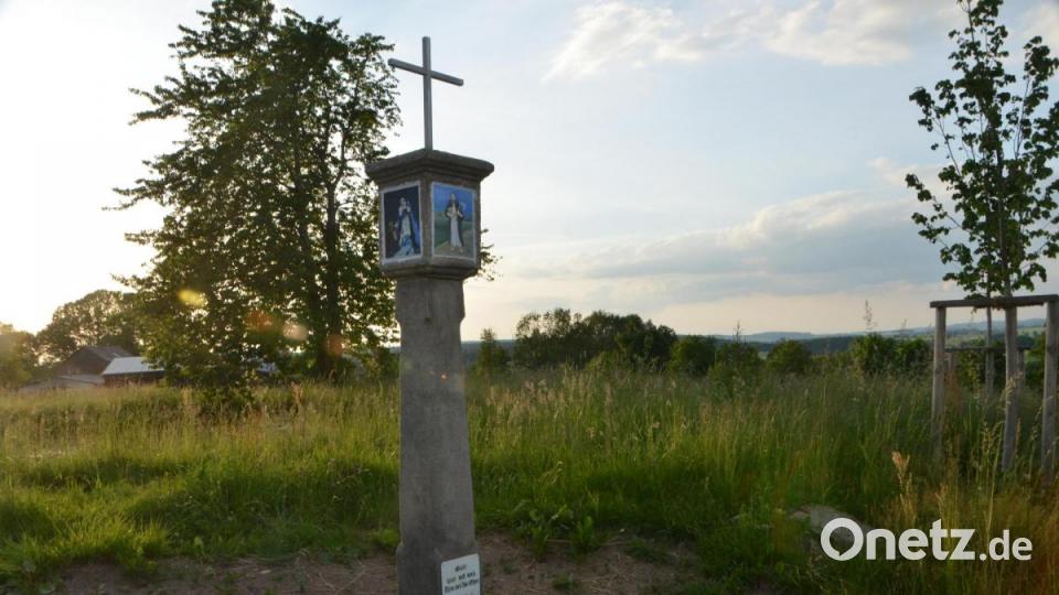 Hoch über Oberlind bietet der städtische Platz am Trenk-Weiher einen herrlichen Blick über die Region und einen Ort zur stillen Einkehr. Das &quot;Pausch&#039;n&quot;-Marterl wurde in einer Gemeinschaftsaktion erneuert und ist ein wichtiger und mahnender Zeitzeuge zugleich. Bild: dob