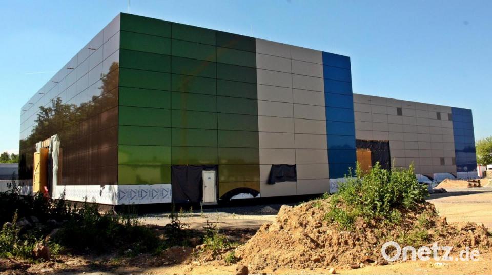 In der Fassade des neuen Weidener Wasserwerks spiegelt sich der nahe Wald und bezieht den Funktionsbau in die Landschaft mit ein. Bild: R. Kreuzer