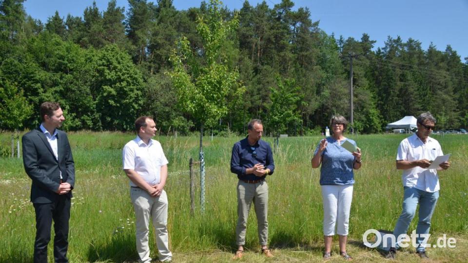 Landrat Florian Wiedeman, Bürgermeister . Christian Porsch, Minister Thorsten Glauber, DVL-Projektleiterin Beate Krettinger und DVL-Manager Martin Sommer bei der Eröffnung und Begrüßung. Bild: ak