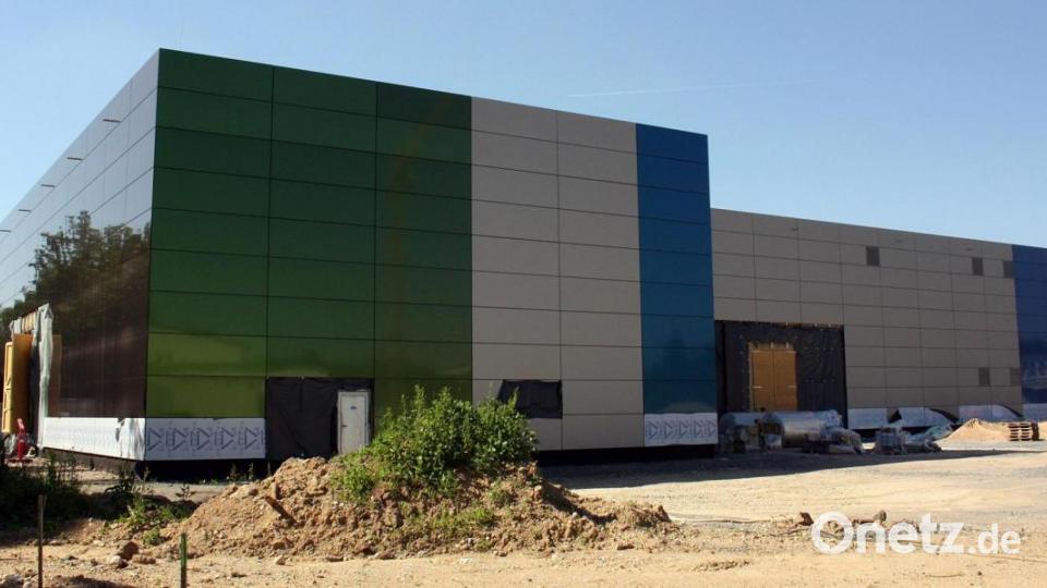 In der Fassade des neuen Weidener Wasserwerks spiegelt sich der nahe Wald und bezieht den Funktionsbau in die Landschaft mit ein. Bild: R. Kreuzer