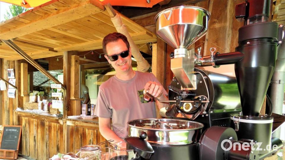 Diesem Duft konnte niemand widerstehen: Die Kaffedruckerei Tirschenreuth der Familie Kohl war ebenfalls vor Ort. Der Heimatunternehmer Wolfgang Kohl zeigte, wie Kaffee geröstet wird und servierte dann vor Ort das leckere Muntermacher-Getränke frisch aus der Rösterei. Bild: ubb