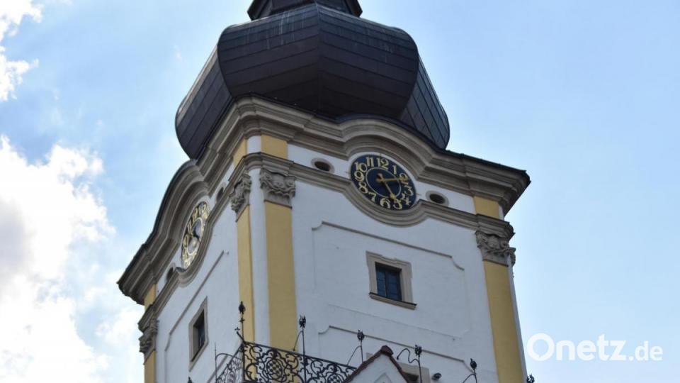 Links und rechts vom Uhrzeigerblatt sind die Einfluglöcher für Turm- und Wanderfalken zu sehen. Bild: hcz