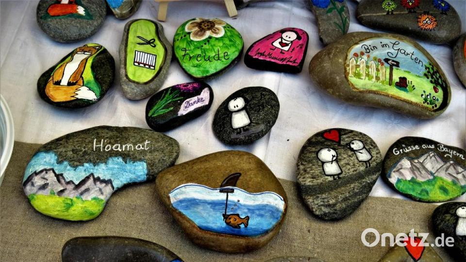 Kunst auf Flusssteinen der Region. Bild: ubb