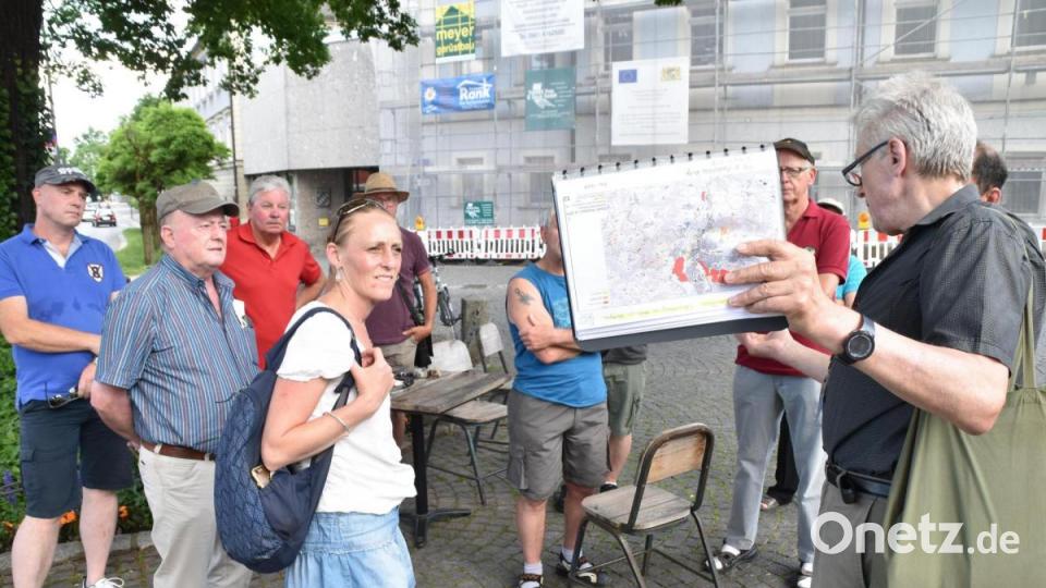 Gästeführer Manfred Riek (rechts) erläuterte, anhand von reichhaltigem Anschauungsmaterial, die Stationen des &quot;Stadtökologischen Lehrpfads&quot;. Bild: hcz