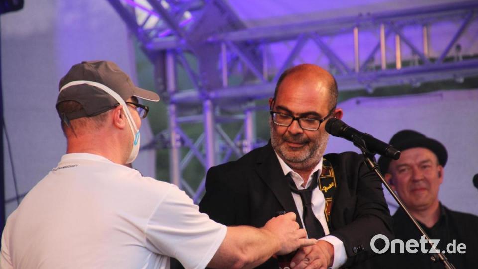 Jürgen Mark brachte eine Runde Bier auf die Bühne. Bild: kro