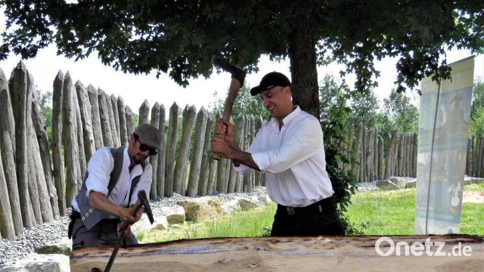 Wem bei 33 Grad Hitze noch immer nicht warm genug war, der konnte sich bei den Handwerkern der Kaiserburg live zeigen lassen, welche schweißtreibende Arbeit Handwerk im Mittelalter war. Bild: ubb
