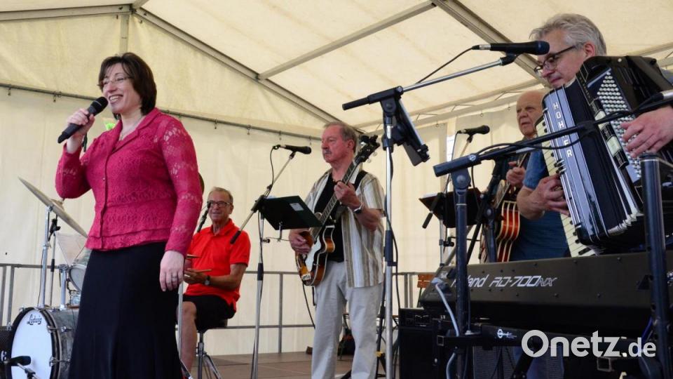 Brigitte Traeger und die &quot;Lustigen Buam&quot; lockten 135 Besucher an. Bild: Kunz