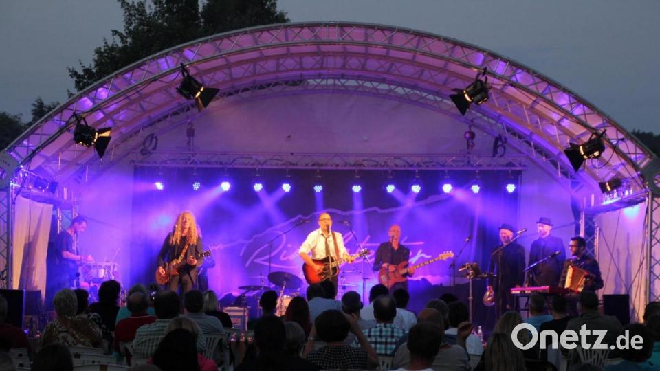 Ringlstetter und Band in Bärnau. Bild: kro