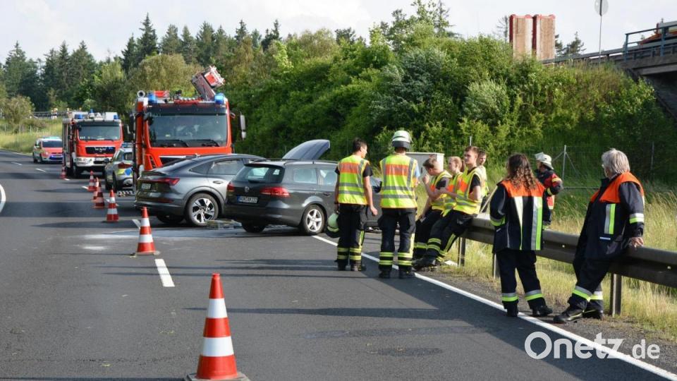 Zahlreiche Helfer der Feuerwehr und des Roten Kreuzes waren bei dem Unfall im Einsatz. Bild: jr