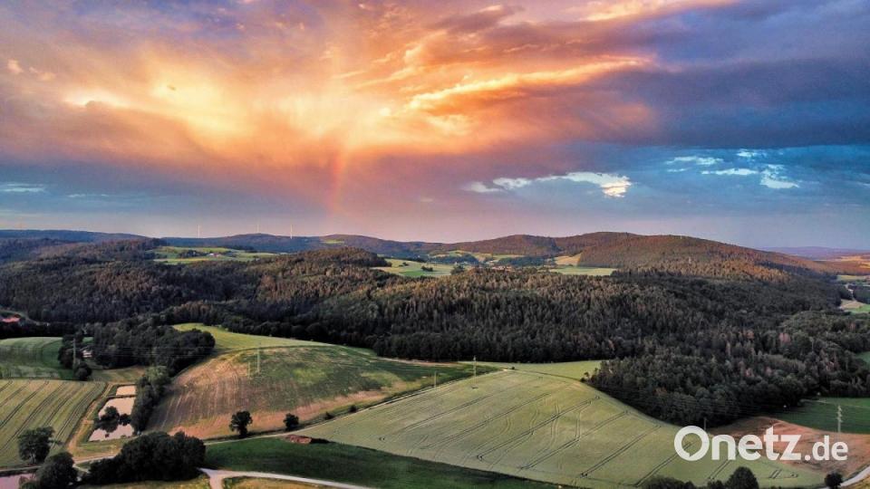 Markus Raum kennen viele unserer Leser als einen Fotograf spektakulärer Bilder. Am Montagabend war er zur Sommersonnenwende mit der Kamera unterwegs. Sein Bild entstand oberhalb von Lintach und zeigt eine "Regenbogenwolke" über dem Wetterberg. Bild: Markus Raum