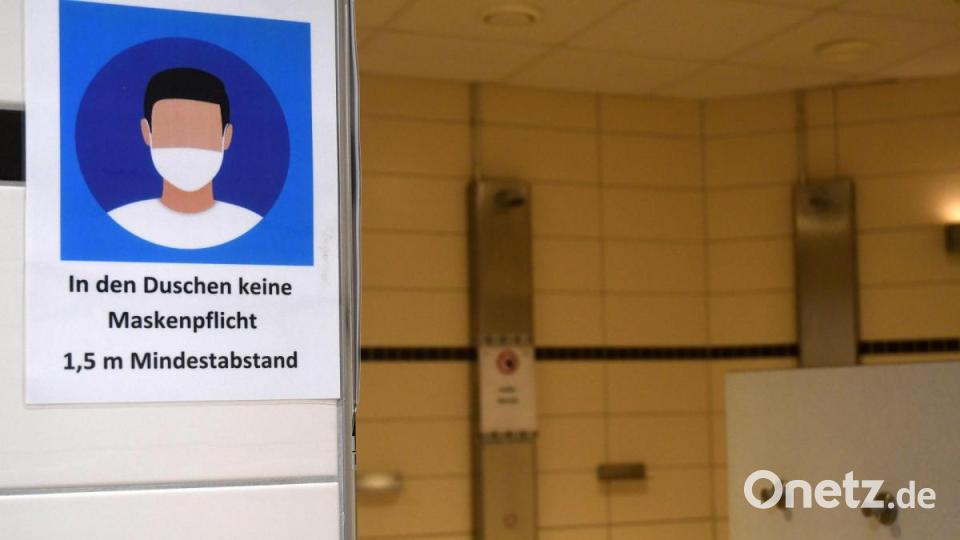 Schilder zeigen an, wo die Maskenpflicht gilt. Bild: Gabi Schönberger