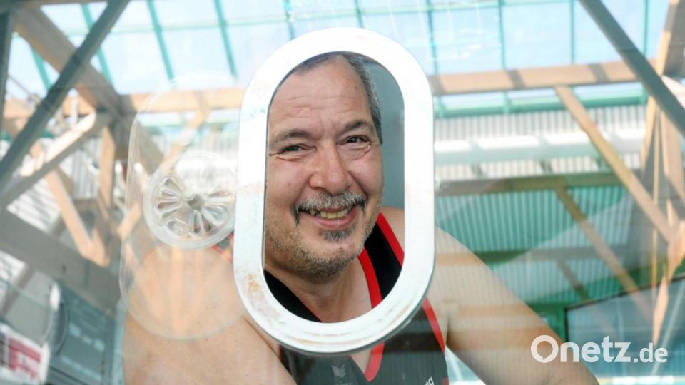 Badeaufsicht Martin Hartung freut sich über den ersten Badetag. Bild: Gabi Schönberger