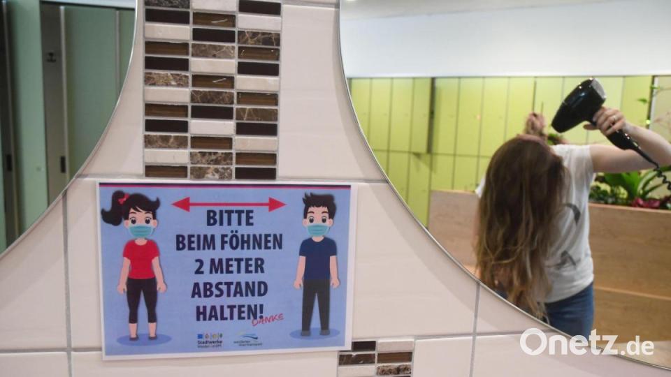 Um die Abstandsregeln von min. 2m beim Föhnen zu gewährleisten, steht nur die Hälfte der unter normalen Umständen zur Verfügung stehenden Haartrockner bereit. Diese werden regelmäßig desinfiziert. Bild: Gabi Schönberger