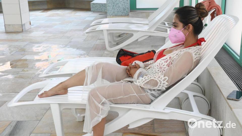 Jackie Gollihar beobachtet ihren Sohn beim Schwimmen. Bild: Gabi Schönberger