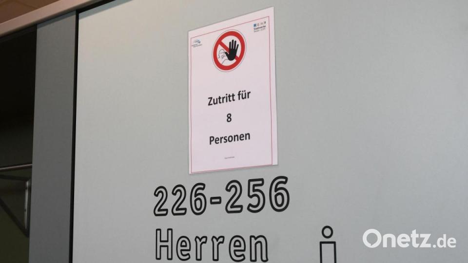 Um die Abstandsregelung einzuhalten, sind in den Sammelumkleiden nicht alle Plätze verfügbar. Die maximale
Personenzahl ist ausgeschildert. Bild: Gabi Schönberger