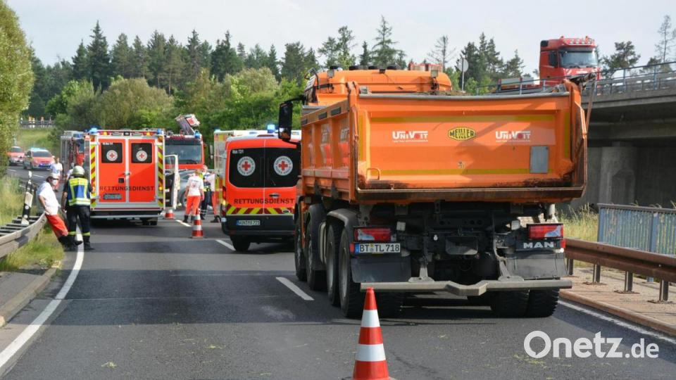 Die Bundesstraße war wegen des Unfalls komplett gesperrt. Bild: jr