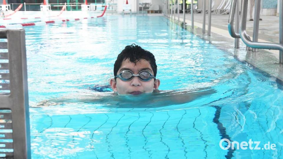 Derrick Gollihar zieht im Schwimmerbecken ein paar Bahnen. Bild: Gabi Schönberger