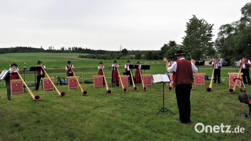 Die Großkonreuther Alphornbläser sorgten für die musikalische Begleitung der Einweihung. Bild: ubb