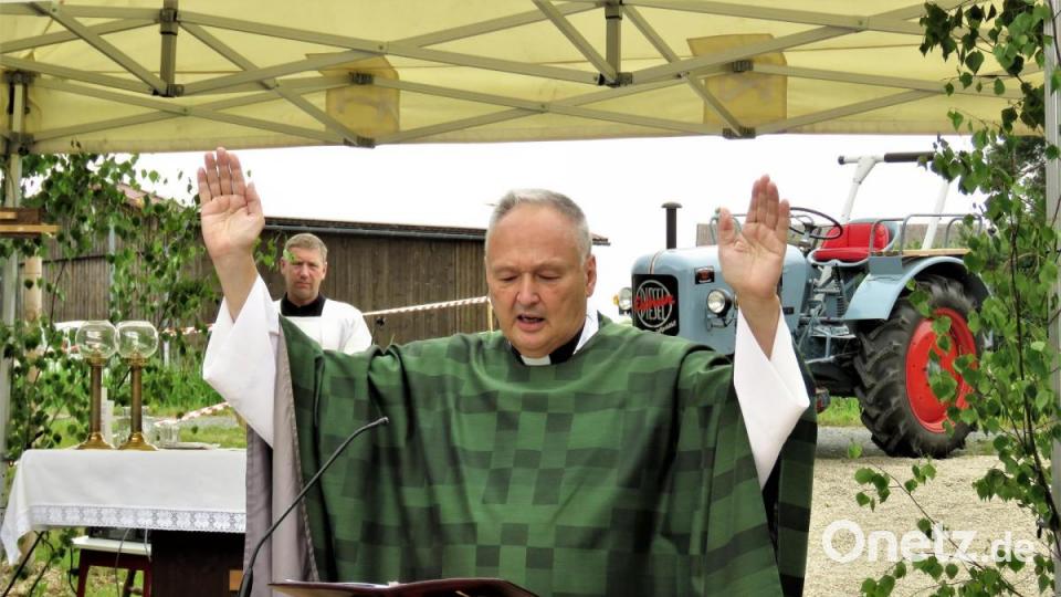 Stadtpfarrer Georg Flierl spendete den Segen. Bild: ubb