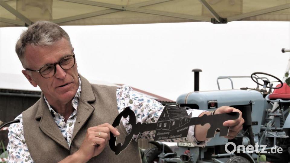 Bürgermeister Franz Stahl hat einen extra für Hohenwald angefertigten, symbolischen Schlüssel mitgebracht. Bild: ubb