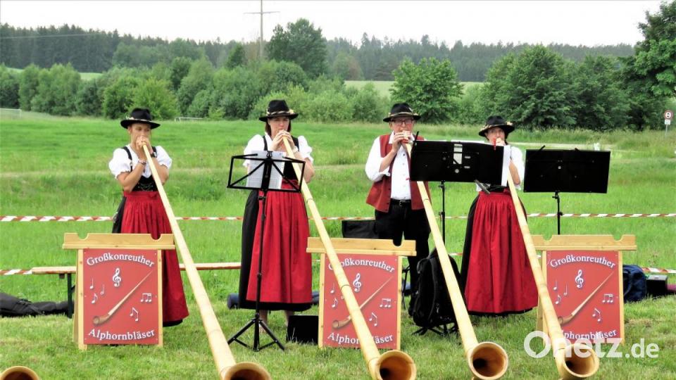 Die Alphornbläserinnen und -bläser machten nicht nur gute Musik, sie waren auch ein Augenschmaus. Bild: ubb