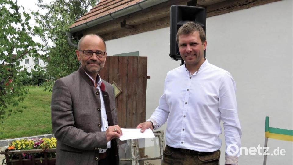 Dr. Alfred Scheidler überreichte dem Ortssprecher Johannes Bäuml (v. li.) einen Scheck vom Landkreis. Bild: ubb