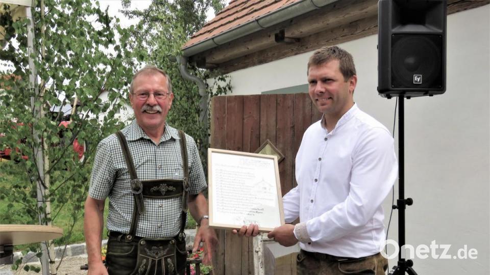 Vater Bernhard Bäuml schenkte seinem Sohn Johannes das Hohenwalder "Vater unser" fürs Hirthaus, wo es die Wand zieren soll. Bild: ubb