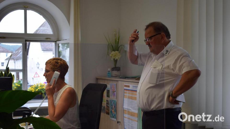 Heidi Schertler nimmt die Auszählungsergebnisse der Wahlhelfer am Telefon entgegen. Bürgermeister Alfred Stier ist fassungslos vor Freude über die hohe Wahlbeteiligung. Bild: szl