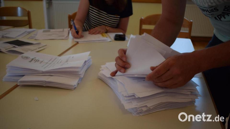 Ein Wahlhelfer beim Zählen der Ja-Stimmen. Bild: szl