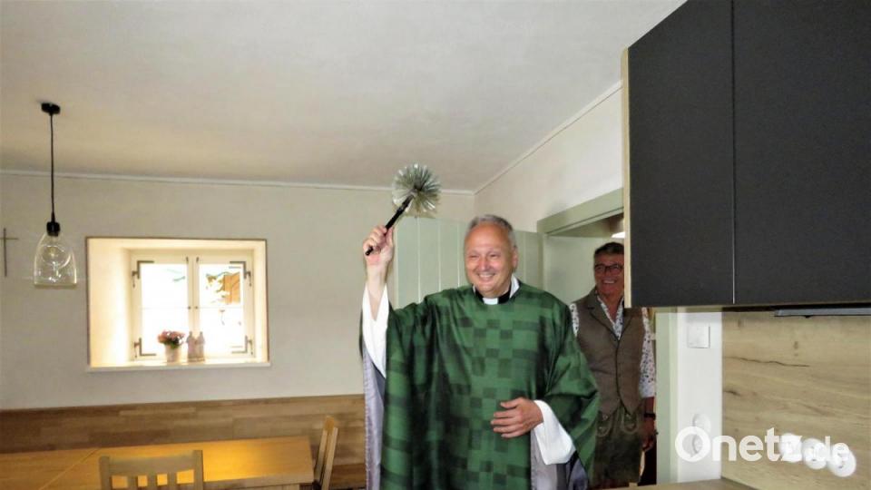 Stadtpfarrer Georg Flierl segnete am Ende der Feier das Haus und die Räume. Bild: ubb