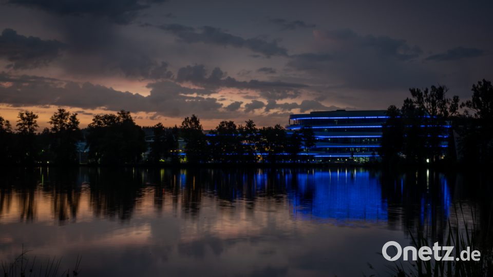 Auch das BHS-Gebäude in Weiherhammer leuchtete beim Spiel Deutschland gegen Ungarn in Regenbogenfarben. Bild: Peter Müller