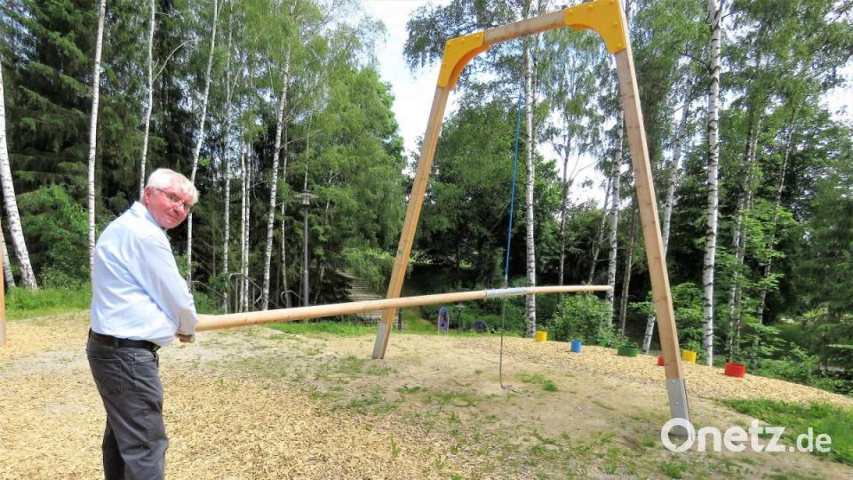Gerhard Geiger macht es vor: Mit einer derart langen Angel den &quot;Fisch&quot; in einen &quot;Topf bringen: Das muss erst geübt werden und ist gar nicht einfach. Bild: ubb