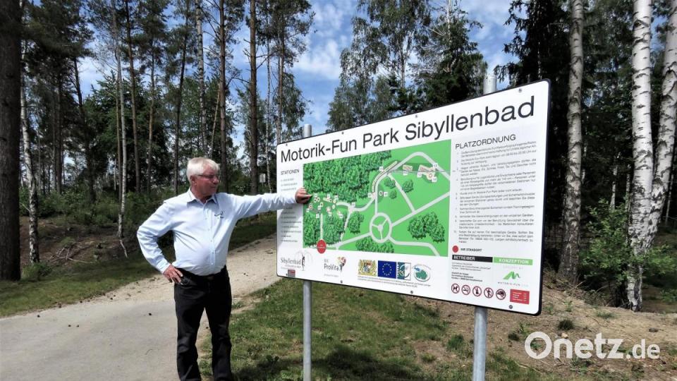 Gerhard Geiger stellt eine schöne Neuerung vor: Der Motorikfunpark peppt den Kurpark erheblich auf und ist für alle kostenlos geöffnet, die Spaß daran haben, ihre Motorik zu testen und zu verbessern. Bild: ubb